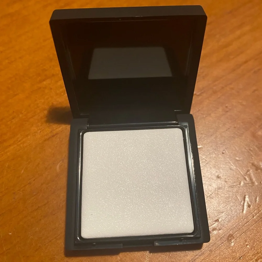 NARS Light Reflecting Setting Powder - Pressed - Picture 5 of 16